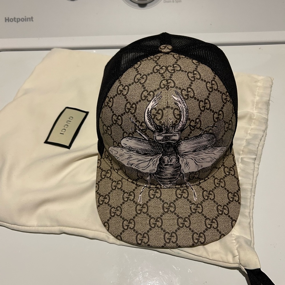 Gucci hat in excellent condition no flaws